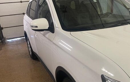 Mitsubishi Outlander III рестайлинг 3, 2014 год, 1 400 000 рублей, 2 фотография