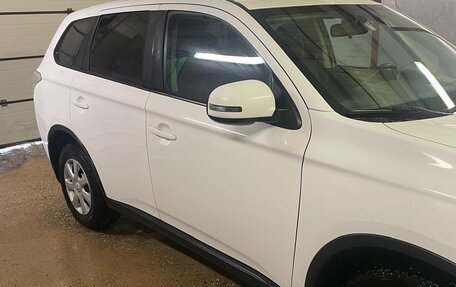 Mitsubishi Outlander III рестайлинг 3, 2014 год, 1 400 000 рублей, 3 фотография