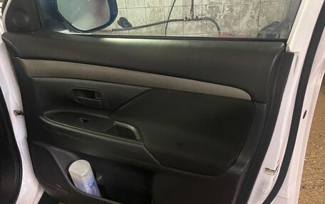 Mitsubishi Outlander III рестайлинг 3, 2014 год, 1 400 000 рублей, 9 фотография