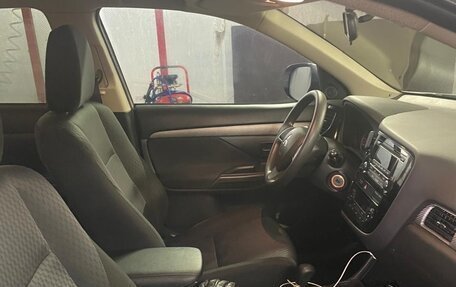 Mitsubishi Outlander III рестайлинг 3, 2014 год, 1 400 000 рублей, 8 фотография