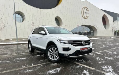 Volkswagen T-Roc I, 2023 год, 2 100 000 рублей, 2 фотография