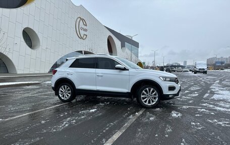 Volkswagen T-Roc I, 2023 год, 2 100 000 рублей, 3 фотография