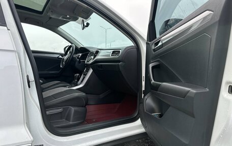 Volkswagen T-Roc I, 2023 год, 2 100 000 рублей, 21 фотография