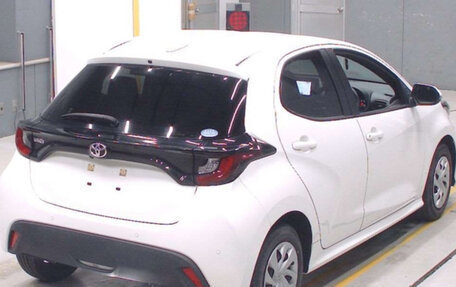 Toyota Yaris, 2022 год, 800 000 рублей, 4 фотография