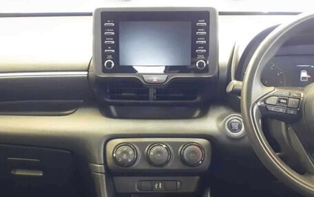 Toyota Yaris, 2022 год, 800 000 рублей, 11 фотография