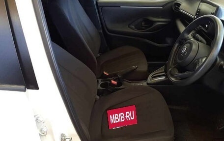 Toyota Yaris, 2022 год, 800 000 рублей, 10 фотография