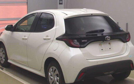 Toyota Yaris, 2022 год, 815 000 рублей, 4 фотография