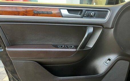 Volkswagen Touareg III, 2010 год, 21 фотография