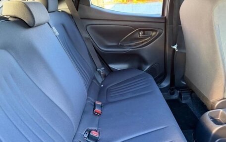 Toyota Yaris, 2022 год, 800 000 рублей, 11 фотография