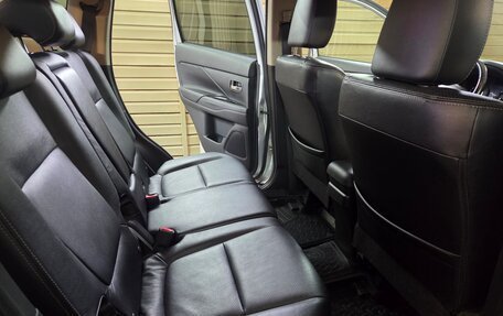 Mitsubishi Outlander III рестайлинг 3, 2014 год, 1 700 000 рублей, 10 фотография