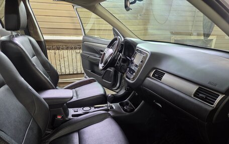 Mitsubishi Outlander III рестайлинг 3, 2014 год, 1 700 000 рублей, 9 фотография