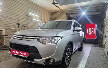Mitsubishi Outlander III рестайлинг 3, 2014 год, 1 700 000 рублей, 2 фотография