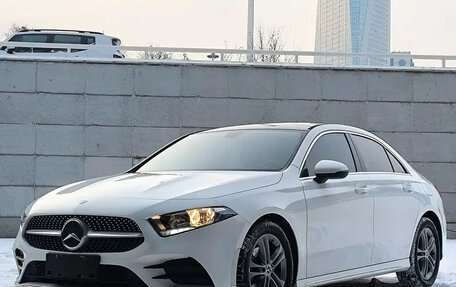 Mercedes-Benz A-Класс, 2022 год, 1 900 000 рублей, 2 фотография