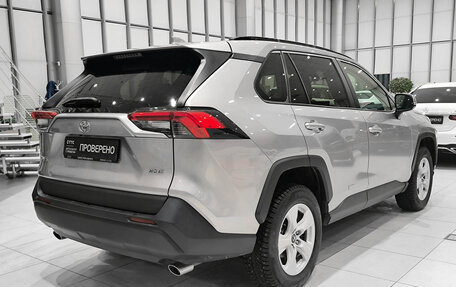 Toyota RAV4, 2021 год, 2 750 000 рублей, 5 фотография