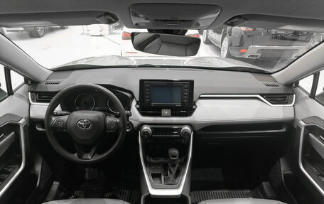Toyota RAV4, 2021 год, 2 750 000 рублей, 14 фотография