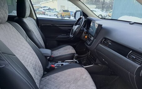 Mitsubishi Outlander III рестайлинг 3, 2019 год, 2 395 000 рублей, 13 фотография