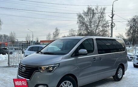 Hyundai H-1 II рестайлинг, 2018 год, 3 790 000 рублей, 2 фотография