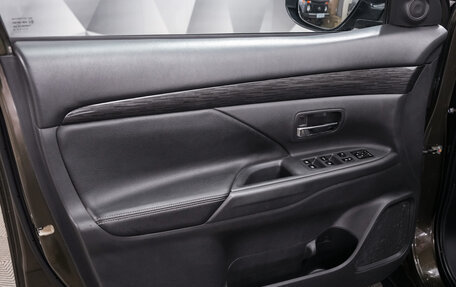 Mitsubishi Outlander III рестайлинг 3, 2016 год, 2 084 000 рублей, 15 фотография