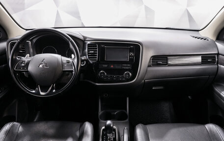 Mitsubishi Outlander III рестайлинг 3, 2016 год, 2 084 000 рублей, 10 фотография