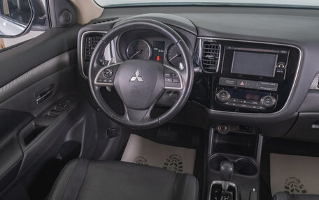 Mitsubishi Outlander III рестайлинг 3, 2013 год, 2 049 000 рублей, 9 фотография