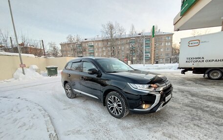 Mitsubishi Outlander III рестайлинг 3, 2018 год, 2 150 000 рублей, 3 фотография