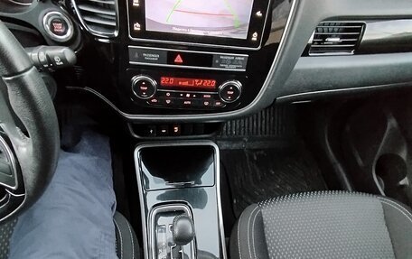 Mitsubishi Outlander III рестайлинг 3, 2018 год, 2 150 000 рублей, 14 фотография