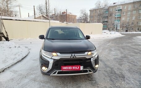Mitsubishi Outlander III рестайлинг 3, 2018 год, 2 150 000 рублей, 6 фотография