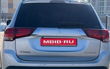 Mitsubishi Outlander III рестайлинг 3, 2018 год, 2 100 000 рублей, 3 фотография
