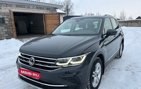 Volkswagen Tiguan II, 2021 год, 3 960 000 рублей, 2 фотография