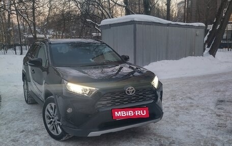 Toyota RAV4, 2019 год, 3 000 000 рублей, 2 фотография