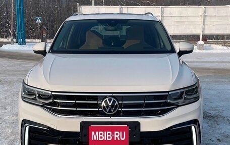 Volkswagen Tiguan II, 2021 год, 3 270 000 рублей, 2 фотография