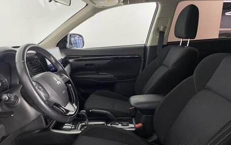 Mitsubishi Outlander III рестайлинг 3, 2019 год, 2 200 000 рублей, 4 фотография