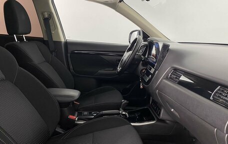 Mitsubishi Outlander III рестайлинг 3, 2019 год, 2 200 000 рублей, 5 фотография