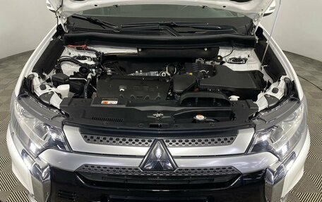 Mitsubishi Outlander III рестайлинг 3, 2019 год, 2 200 000 рублей, 15 фотография