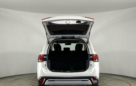 Mitsubishi Outlander III рестайлинг 3, 2019 год, 2 200 000 рублей, 20 фотография