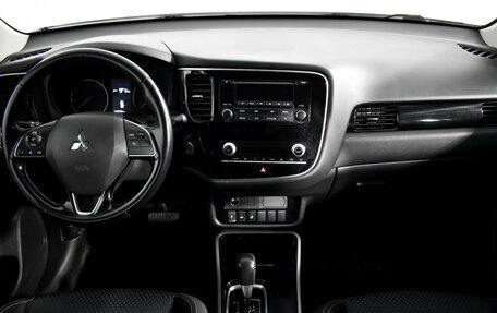 Mitsubishi Outlander III рестайлинг 3, 2021 год, 2 270 000 рублей, 14 фотография