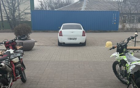 Chrysler 300C II, 2005 год, 1 000 000 рублей, 8 фотография