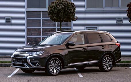 Mitsubishi Outlander III рестайлинг 3, 2019 год, 1 595 000 рублей, 1 фотография