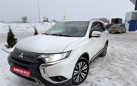 Mitsubishi Outlander III рестайлинг 3, 2019 год, 2 100 000 рублей, 1 фотография