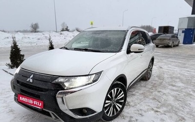 Mitsubishi Outlander III рестайлинг 3, 2019 год, 2 100 000 рублей, 1 фотография