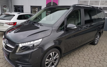 Mercedes-Benz V-Класс, 2023 год, 8 700 000 рублей, 2 фотография