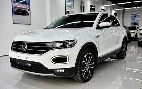 Volkswagen T-Roc I, 2022 год, 1 850 000 рублей, 1 фотография