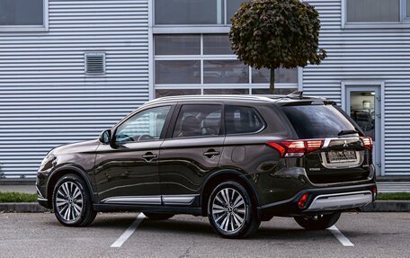 Mitsubishi Outlander III рестайлинг 3, 2019 год, 1 595 000 рублей, 4 фотография