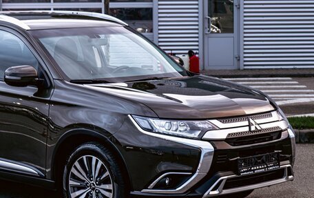 Mitsubishi Outlander III рестайлинг 3, 2019 год, 1 595 000 рублей, 8 фотография