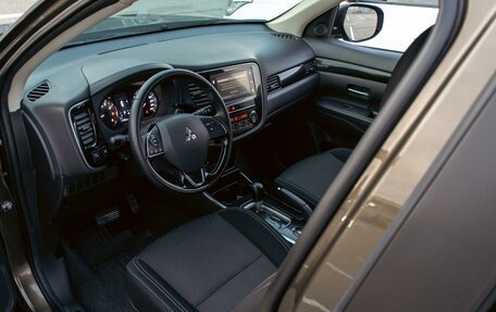 Mitsubishi Outlander III рестайлинг 3, 2019 год, 1 595 000 рублей, 13 фотография