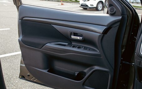 Mitsubishi Outlander III рестайлинг 3, 2019 год, 1 595 000 рублей, 12 фотография