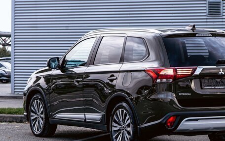 Mitsubishi Outlander III рестайлинг 3, 2019 год, 1 595 000 рублей, 9 фотография