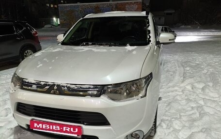 Mitsubishi Outlander III рестайлинг 3, 2013 год, 1 650 000 рублей, 2 фотография