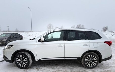 Mitsubishi Outlander III рестайлинг 3, 2019 год, 2 100 000 рублей, 3 фотография