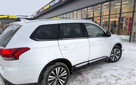 Mitsubishi Outlander III рестайлинг 3, 2019 год, 2 100 000 рублей, 4 фотография